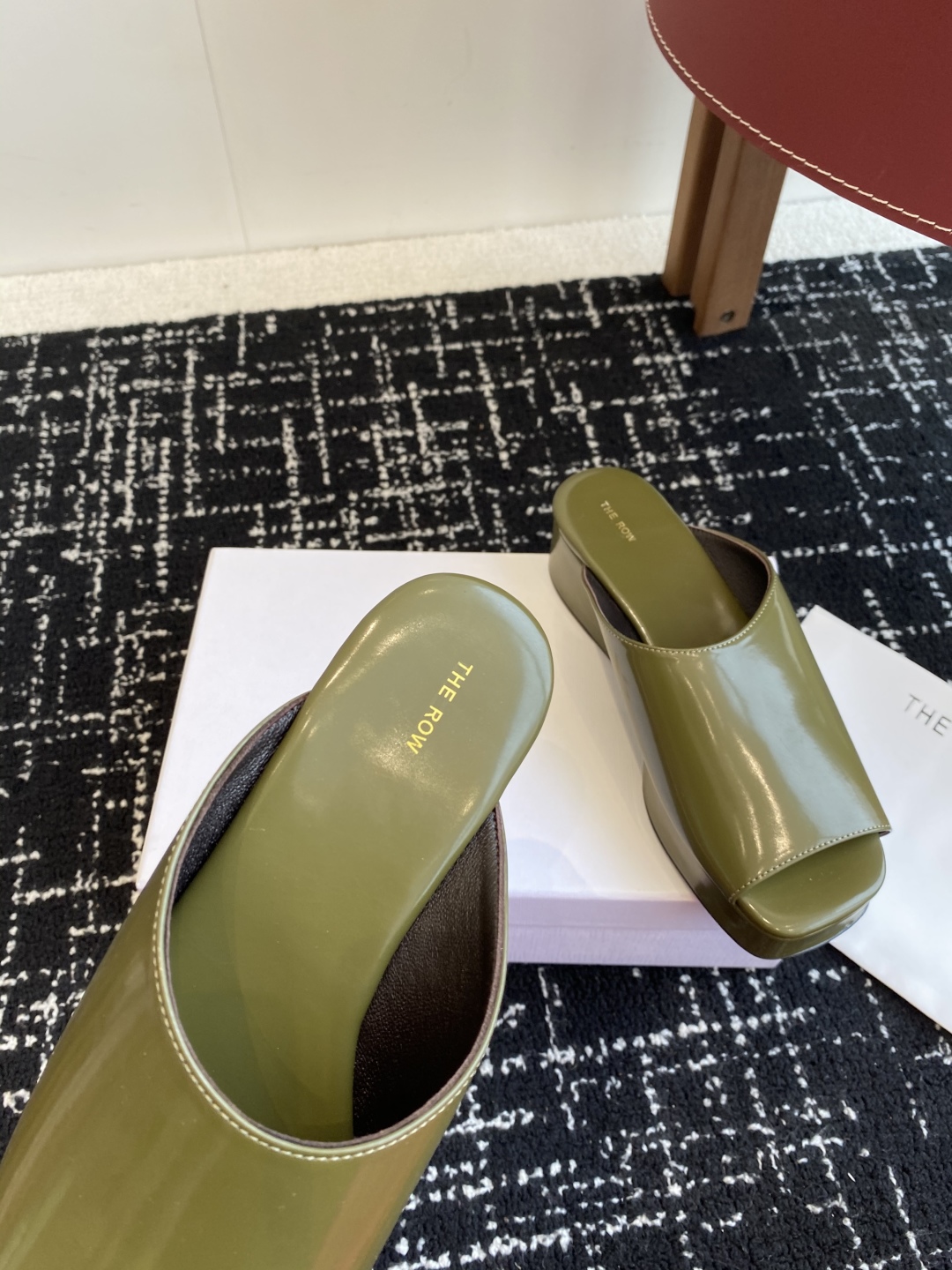 代购级
The row 25ss 春夏季新款 方头 鱼嘴拖
 
性冷淡风格最优选的颜色，化繁为简的美，春