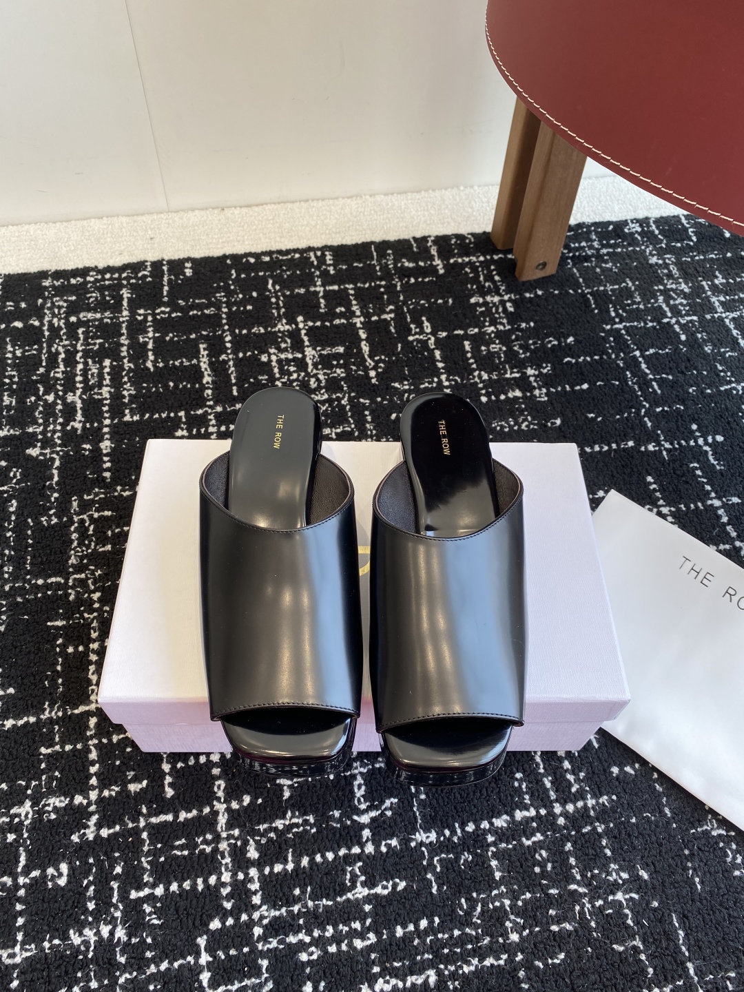 代购级
The row 25ss 春夏季新款 方头 鱼嘴拖
 
性冷淡风格最优选的颜色，化繁为简的美，春