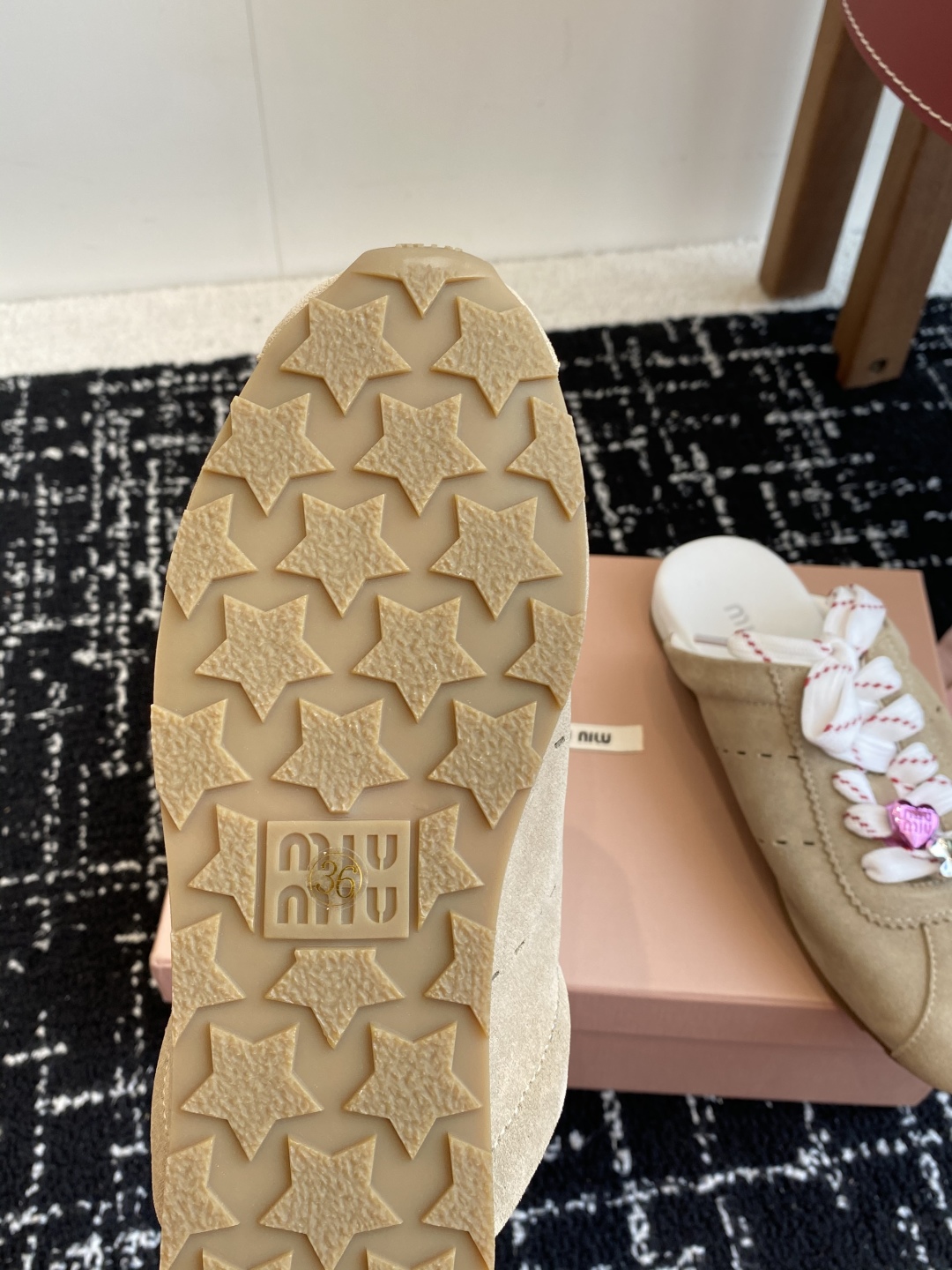 代购级
MiuMiu 缪缪 25ss早春新款 走秀新款一脚蹬懒人鞋 德训鞋 半拖

官方春夏走秀新款，时