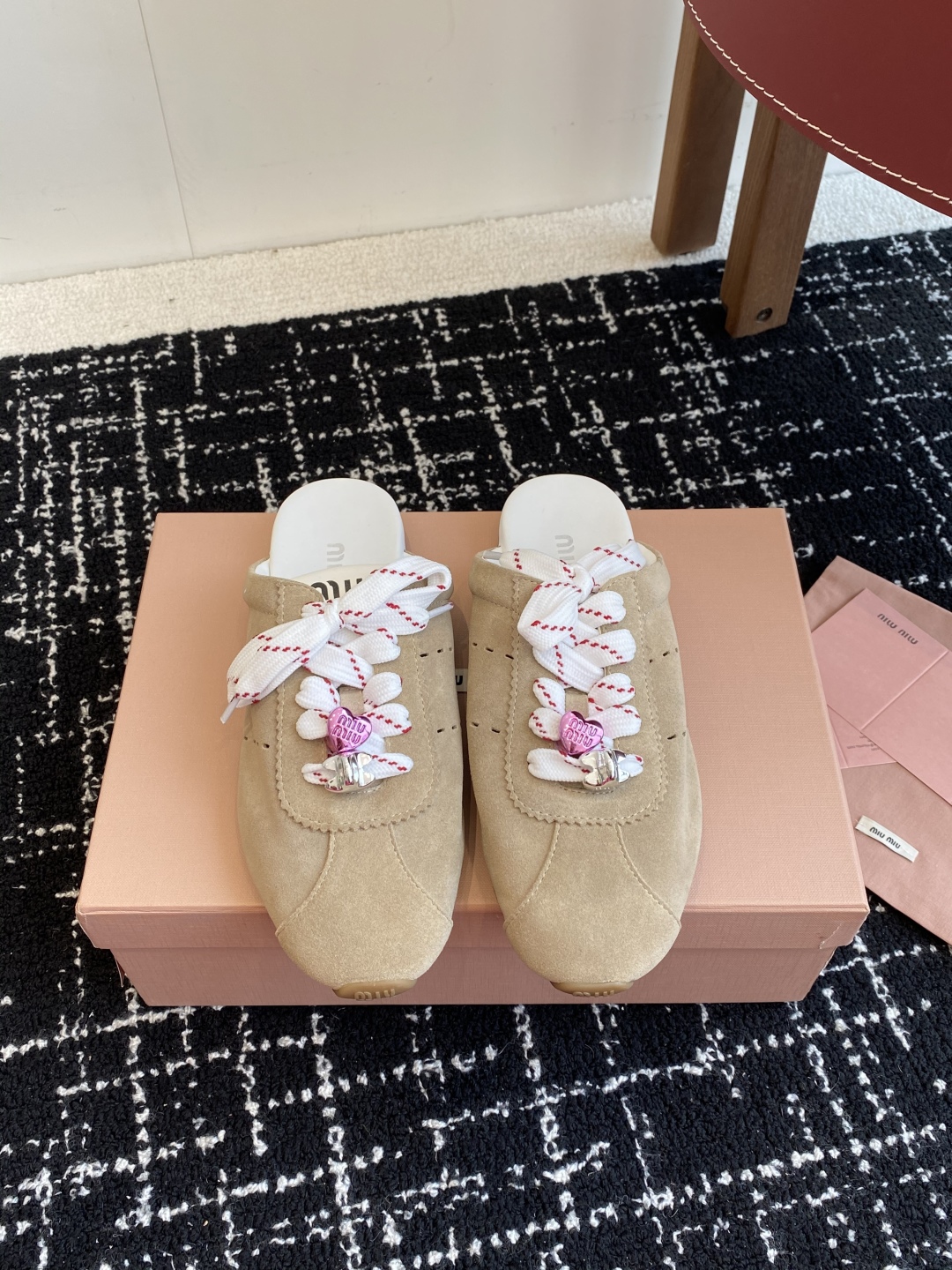 代购级
MiuMiu 缪缪 25ss早春新款 走秀新款一脚蹬懒人鞋 德训鞋 半拖

官方春夏走秀新款，时