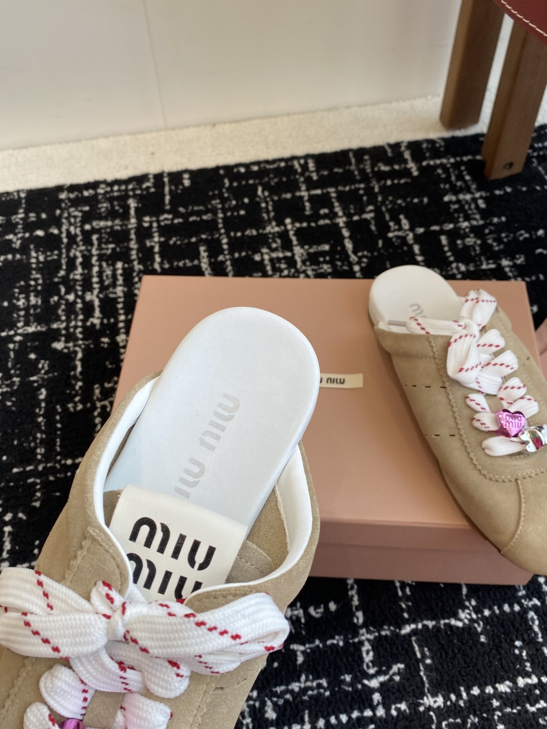 代购级
MiuMiu 缪缪 25ss早春新款 走秀新款一脚蹬懒人鞋 德训鞋 半拖

官方春夏走秀新款，时