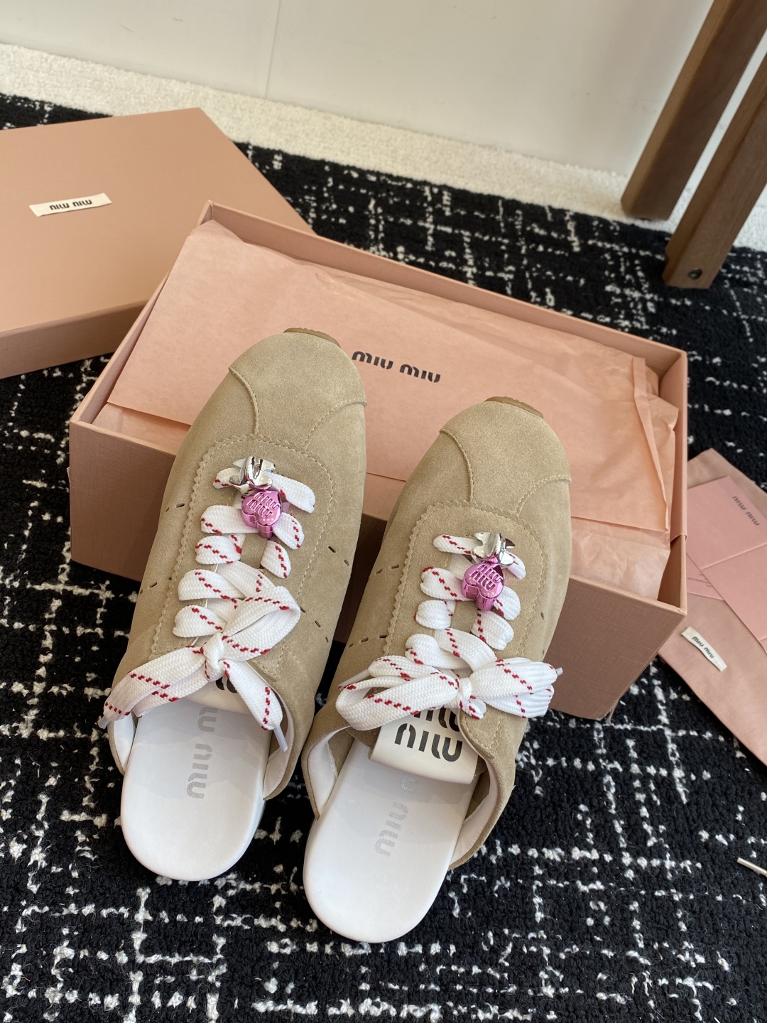 代购级
MiuMiu 缪缪 25ss早春新款 走秀新款一脚蹬懒人鞋 德训鞋 半拖

官方春夏走秀新款，时