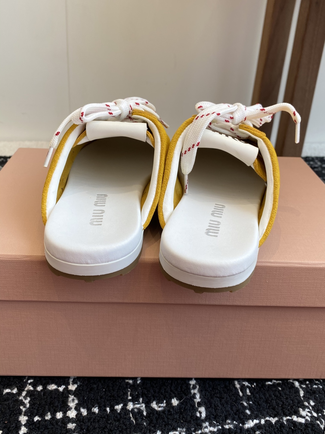 代购级
MiuMiu 缪缪 25ss早春新款 走秀新款一脚蹬懒人鞋 德训鞋 半拖

官方春夏走秀新款，时