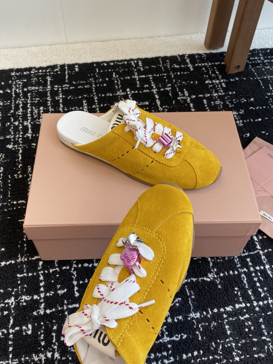 代购级
MiuMiu 缪缪 25ss早春新款 走秀新款一脚蹬懒人鞋 德训鞋 半拖

官方春夏走秀新款，时
