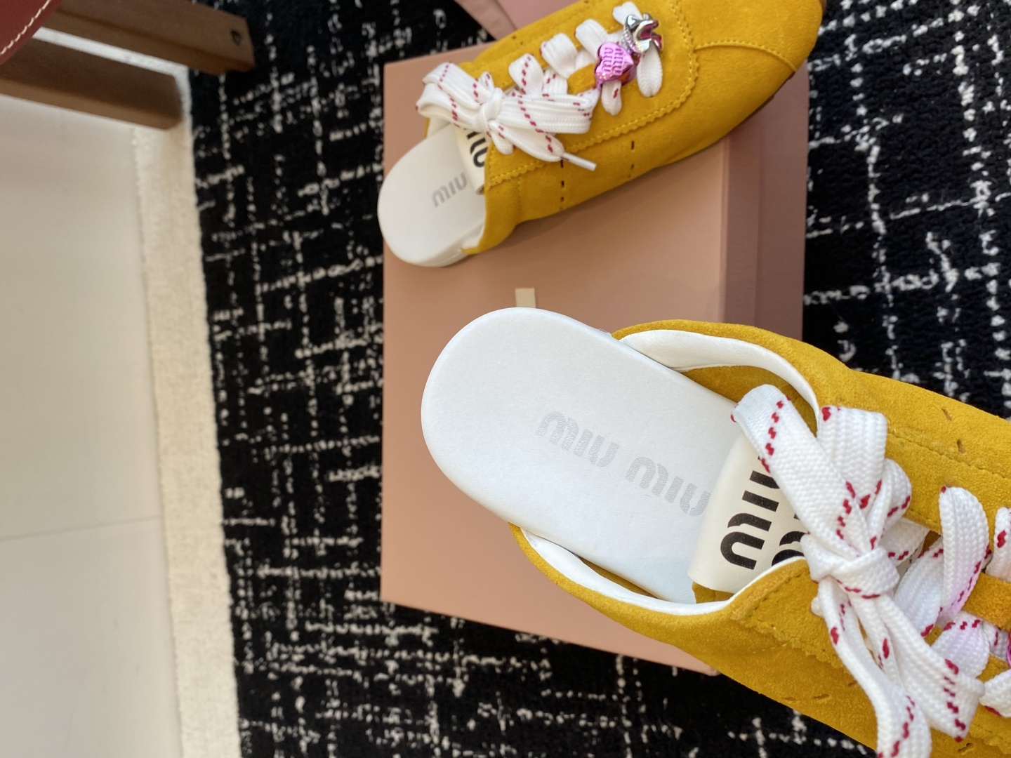 代购级
MiuMiu 缪缪 25ss早春新款 走秀新款一脚蹬懒人鞋 德训鞋 半拖

官方春夏走秀新款，时