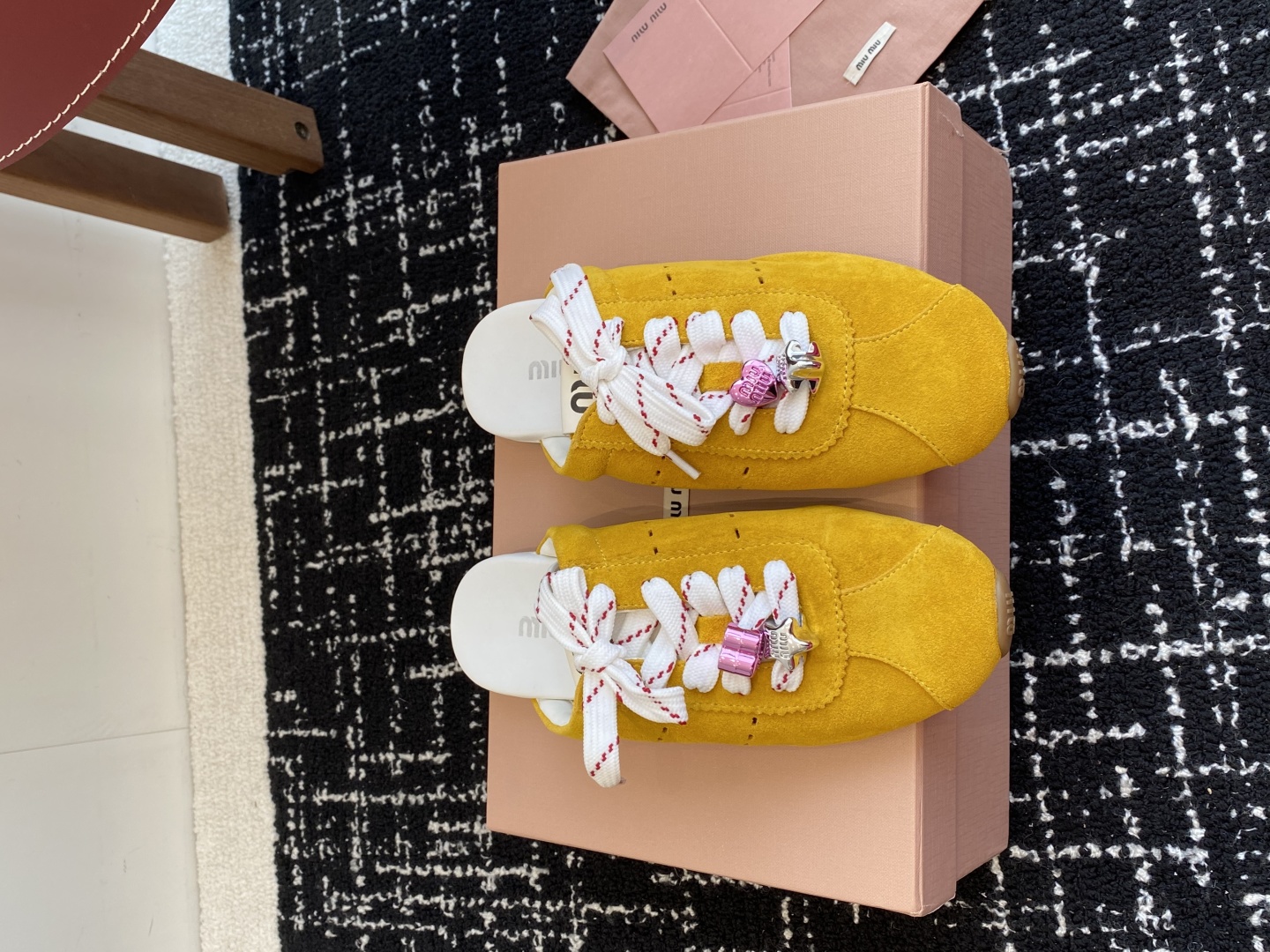 代购级
MiuMiu 缪缪 25ss早春新款 走秀新款一脚蹬懒人鞋 德训鞋 半拖

官方春夏走秀新款，时