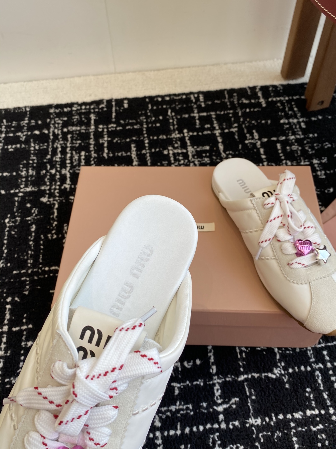 代购级
MiuMiu 缪缪 25ss早春新款 走秀新款一脚蹬懒人鞋 德训鞋 半拖

官方春夏走秀新款，时