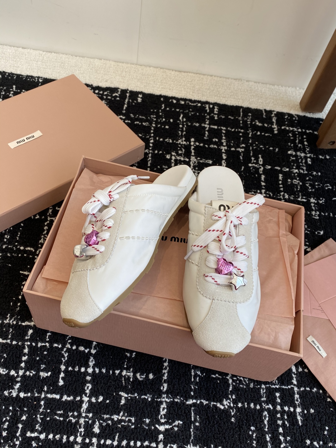 代购级
MiuMiu 缪缪 25ss早春新款 走秀新款一脚蹬懒人鞋 德训鞋 半拖

官方春夏走秀新款，时