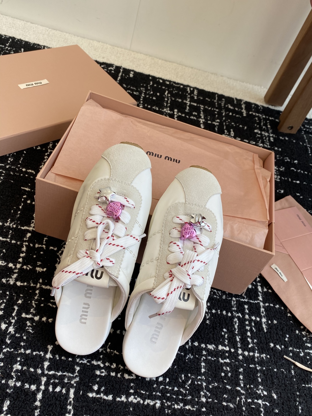 代购级
MiuMiu 缪缪 25ss早春新款 走秀新款一脚蹬懒人鞋 德训鞋 半拖

官方春夏走秀新款，时