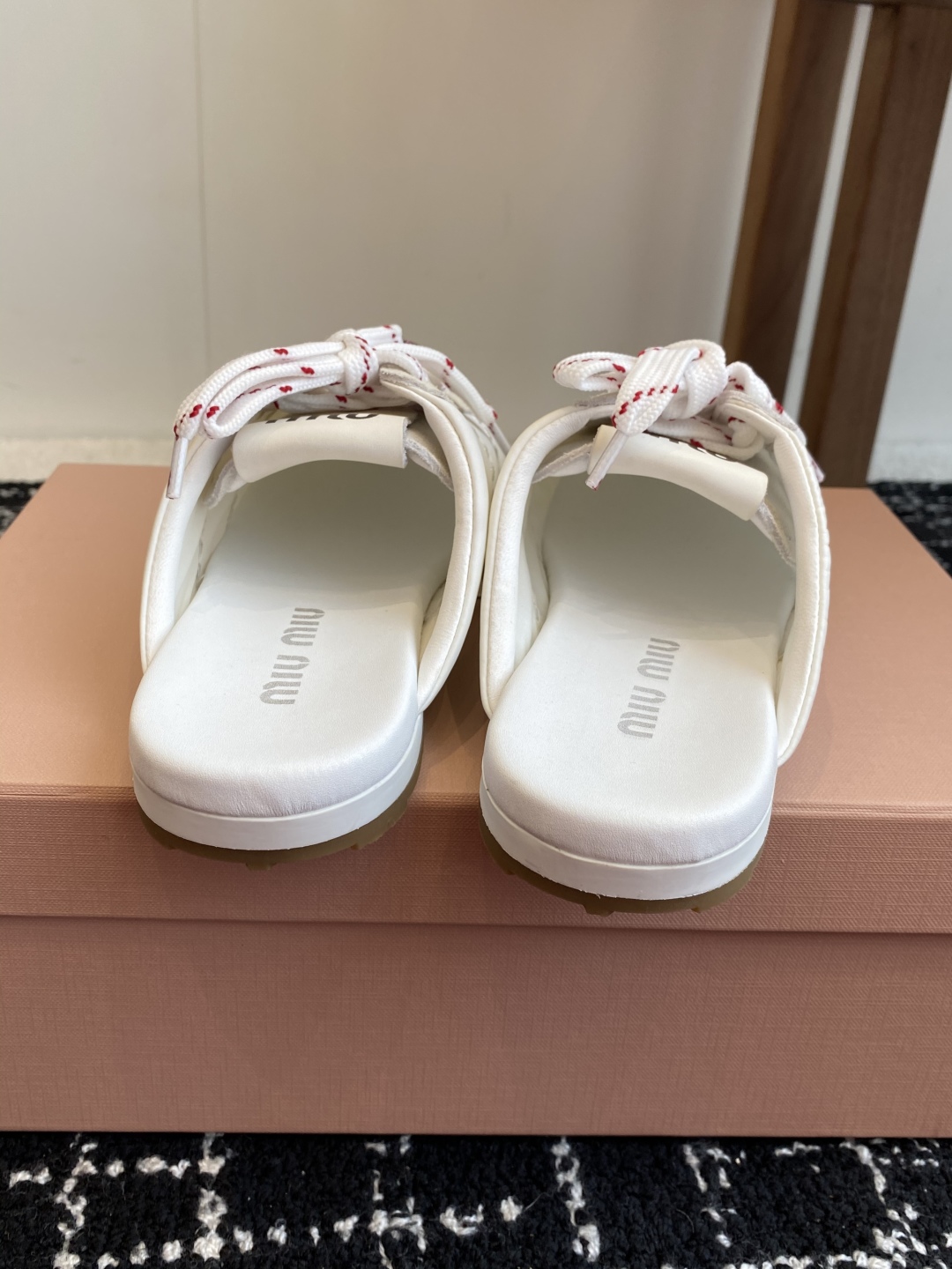 代购级
MiuMiu 缪缪 25ss早春新款 走秀新款一脚蹬懒人鞋 德训鞋 半拖

官方春夏走秀新款，时