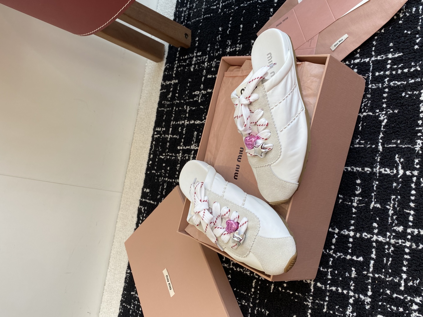 代购级
MiuMiu 缪缪 25ss早春新款 走秀新款一脚蹬懒人鞋 德训鞋 半拖

官方春夏走秀新款，时