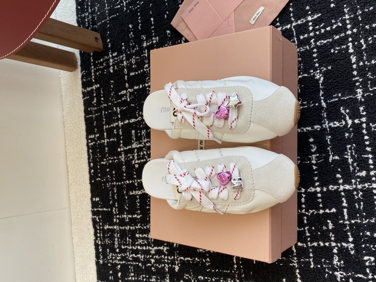 代购级
MiuMiu 缪缪 25ss早春新款 走秀新款一脚蹬懒人鞋 德训鞋 半拖

官方春夏走秀新款，时