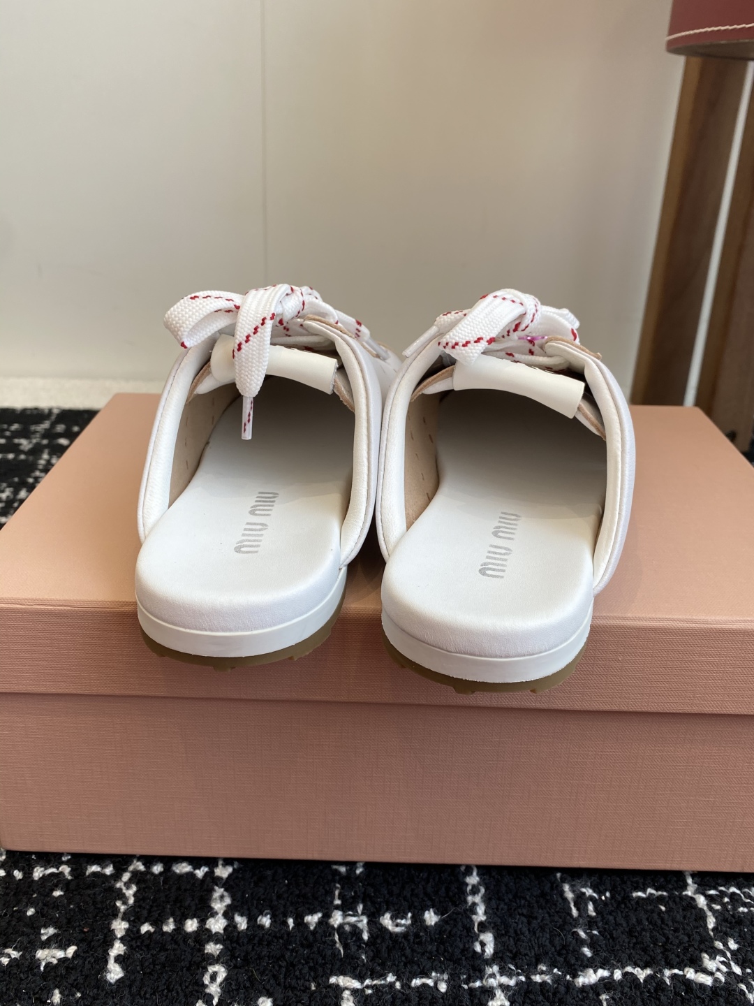 代购级
MiuMiu 缪缪 25ss早春新款 走秀新款一脚蹬懒人鞋 德训鞋 半拖

官方春夏走秀新款，时
