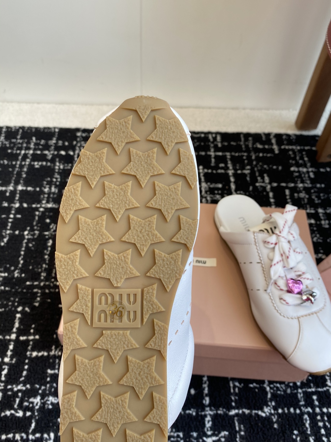 代购级
MiuMiu 缪缪 25ss早春新款 走秀新款一脚蹬懒人鞋 德训鞋 半拖

官方春夏走秀新款，时