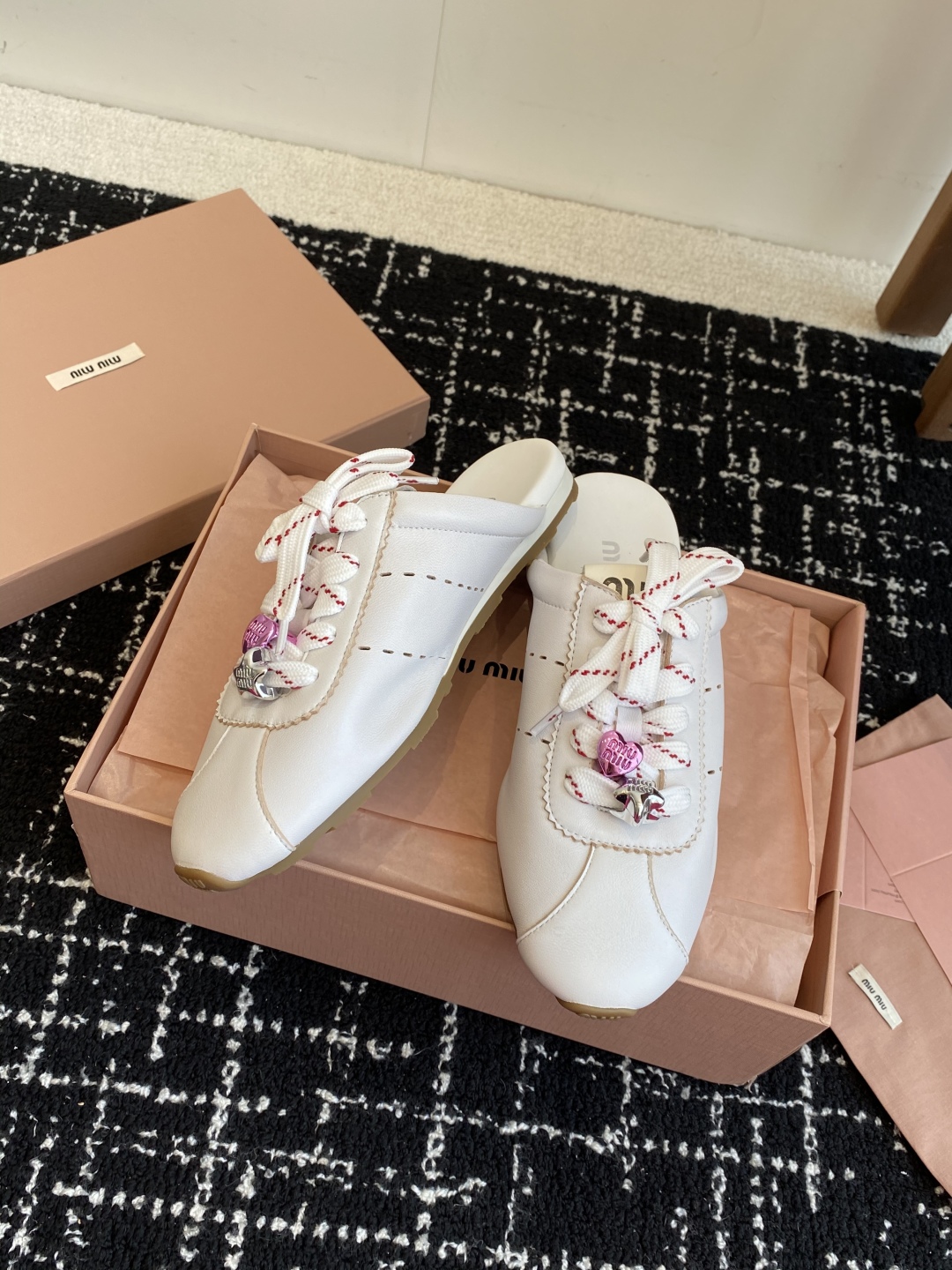 代购级
MiuMiu 缪缪 25ss早春新款 走秀新款一脚蹬懒人鞋 德训鞋 半拖

官方春夏走秀新款，时