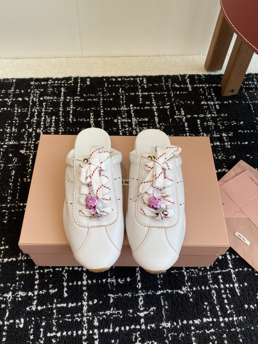 代购级
MiuMiu 缪缪 25ss早春新款 走秀新款一脚蹬懒人鞋 德训鞋 半拖

官方春夏走秀新款，时