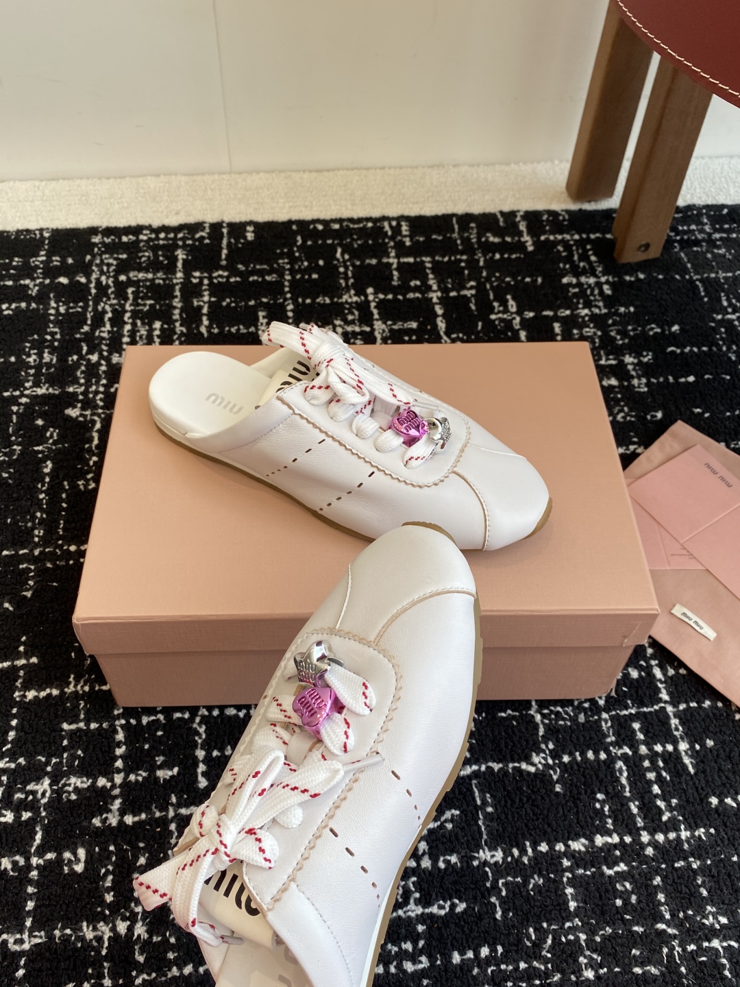 代购级
MiuMiu 缪缪 25ss早春新款 走秀新款一脚蹬懒人鞋 德训鞋 半拖

官方春夏走秀新款，时