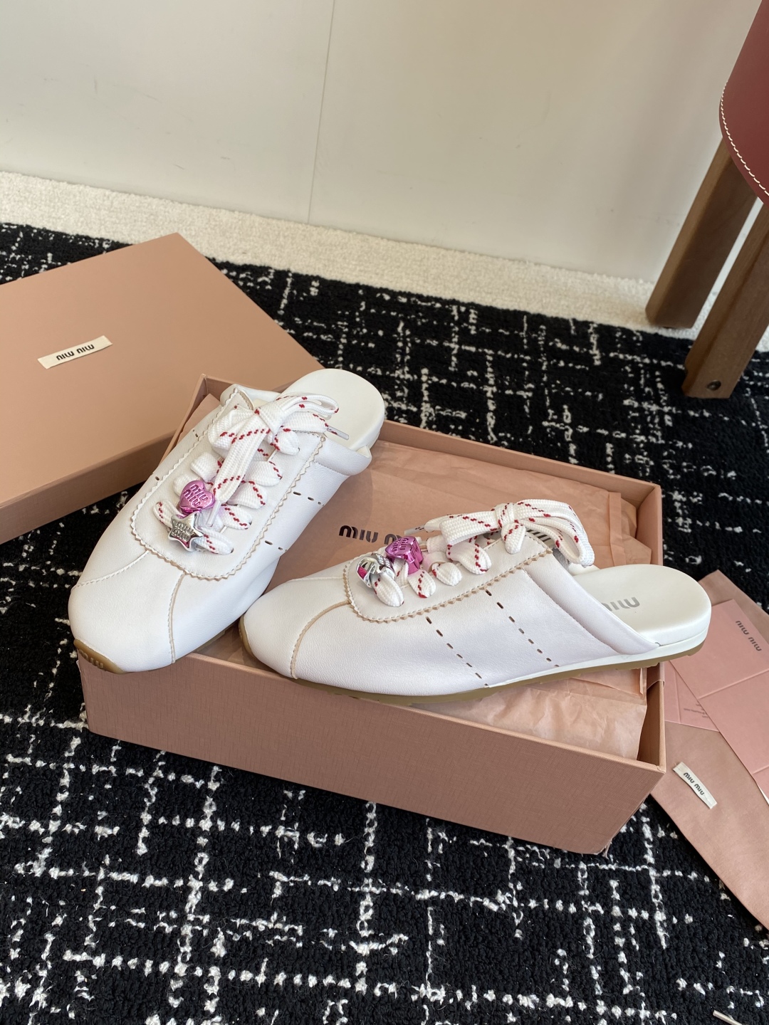 代购级
MiuMiu 缪缪 25ss早春新款 走秀新款一脚蹬懒人鞋 德训鞋 半拖

官方春夏走秀新款，时