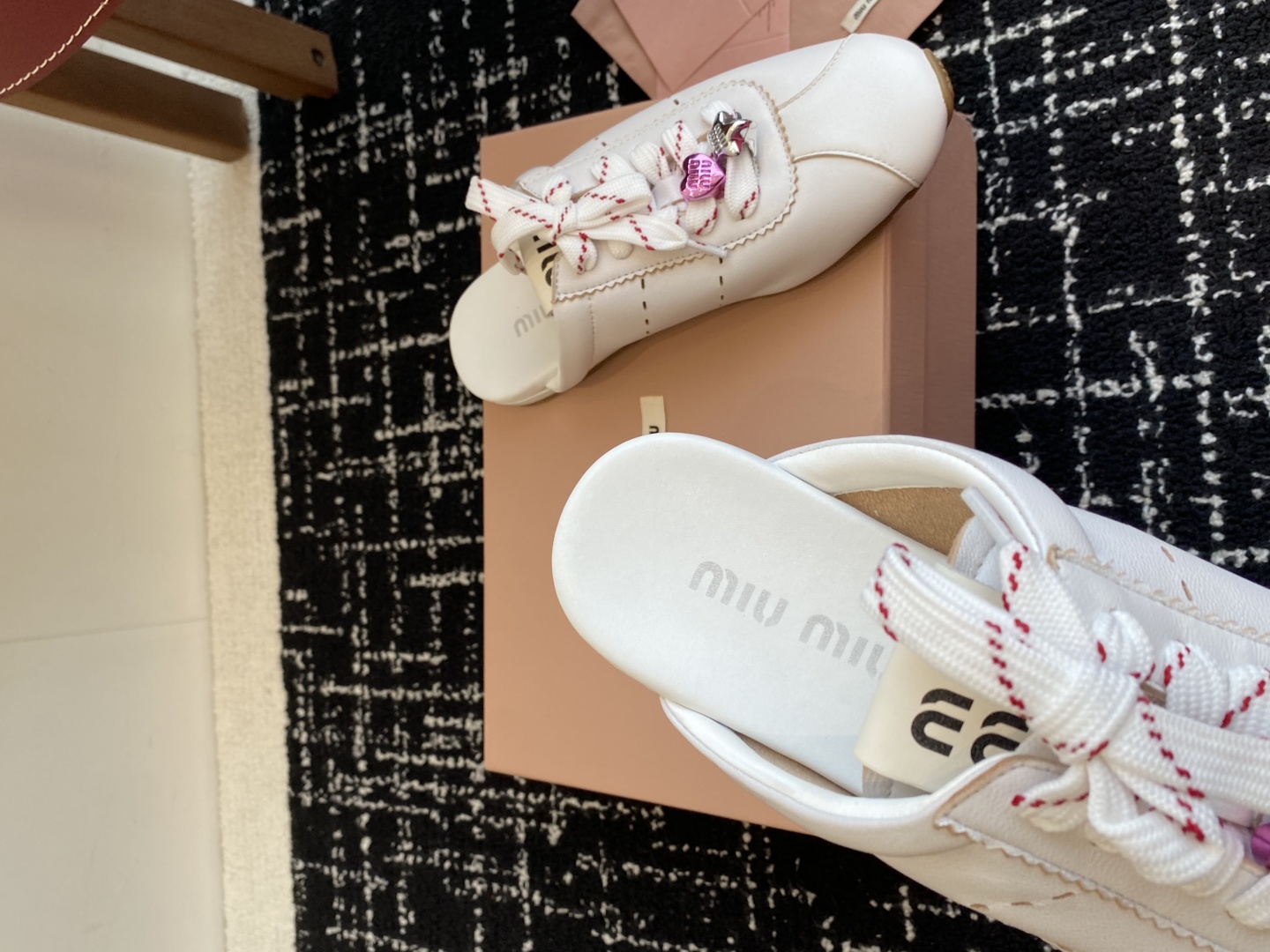 代购级
MiuMiu 缪缪 25ss早春新款 走秀新款一脚蹬懒人鞋 德训鞋 半拖

官方春夏走秀新款，时