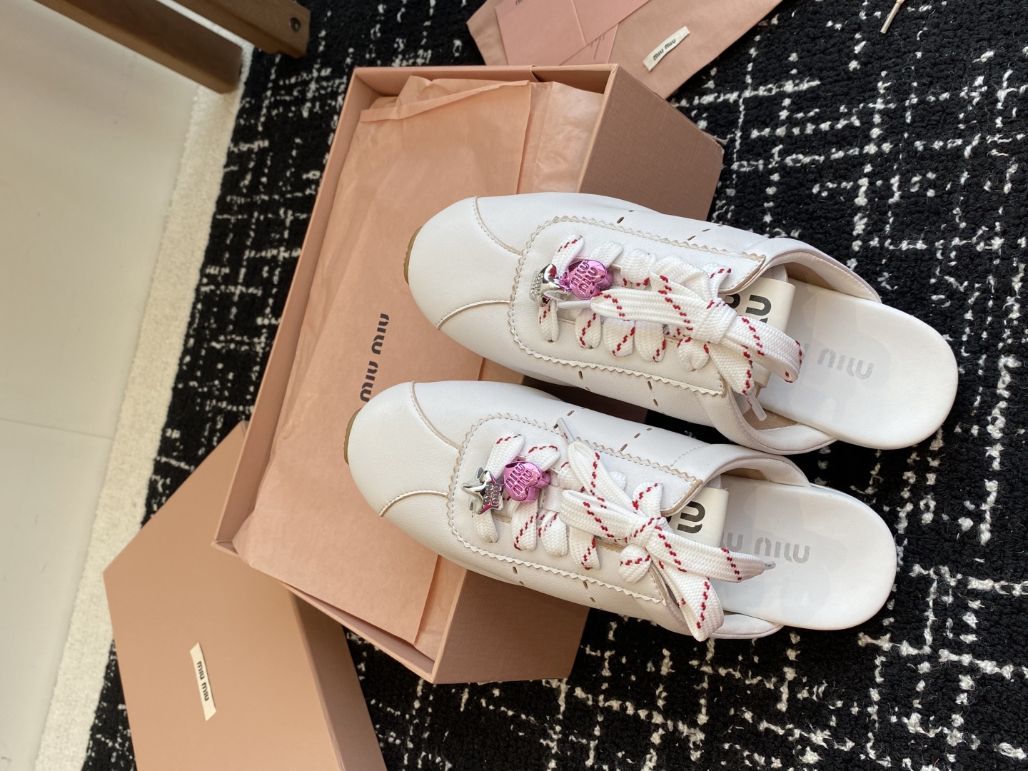 代购级
MiuMiu 缪缪 25ss早春新款 走秀新款一脚蹬懒人鞋 德训鞋 半拖

官方春夏走秀新款，时