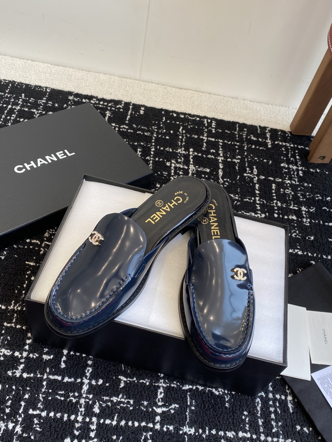 代购级
Chanel 25ss 小香 新款 小香扣  半拖乐福鞋 春夏香家必备爆款

女神系列，拥有香家