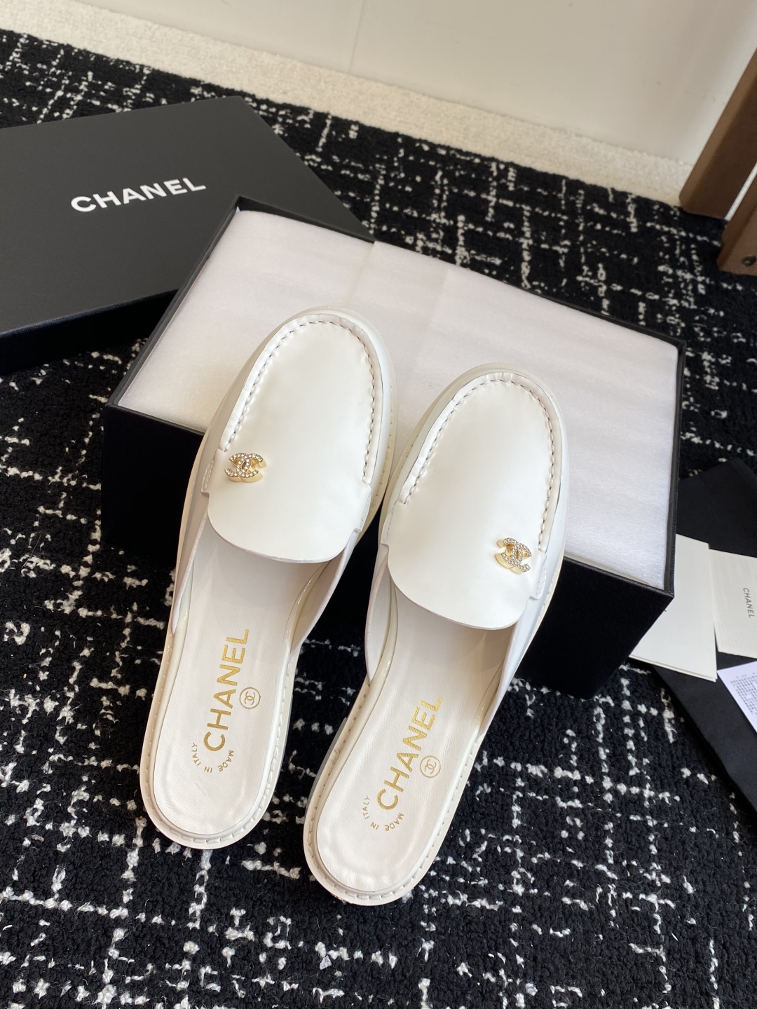 代购级
Chanel 25ss 小香 新款 小香扣  半拖乐福鞋 春夏香家必备爆款

女神系列，拥有香家