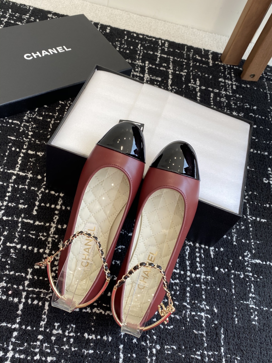 代购级
CHANEL小香 25ss 春夏鞋头电绣双C 玛丽珍 宛如女神脖子上的项链,上脚包裹性非常好,上