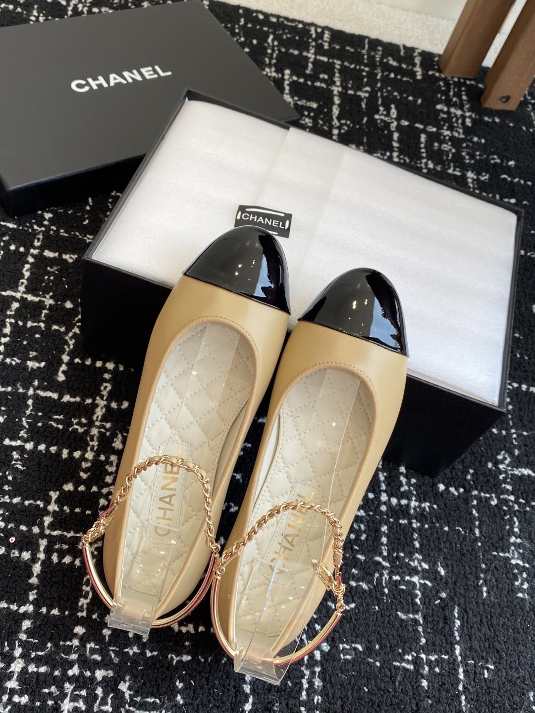 代购级
CHANEL小香 25ss 春夏鞋头电绣双C logo点缀,玛丽珍 粗跟单鞋 宛如女神脖子上的项