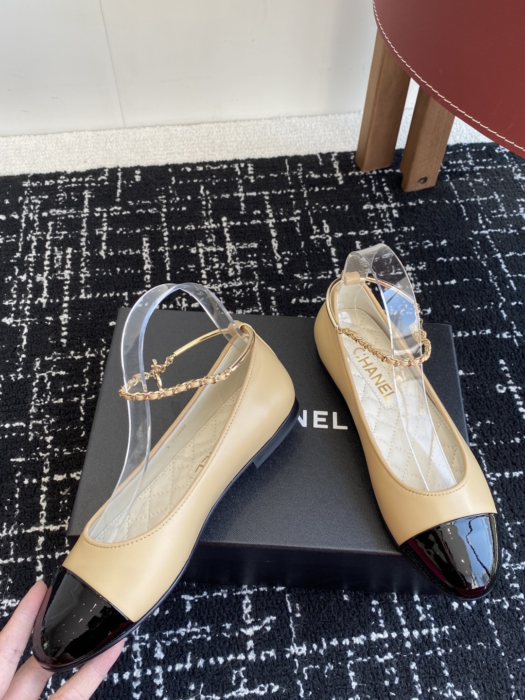代购级
CHANEL小香 25ss 春夏鞋头电绣双C logo点缀,玛丽珍 粗跟单鞋 宛如女神脖子上的项