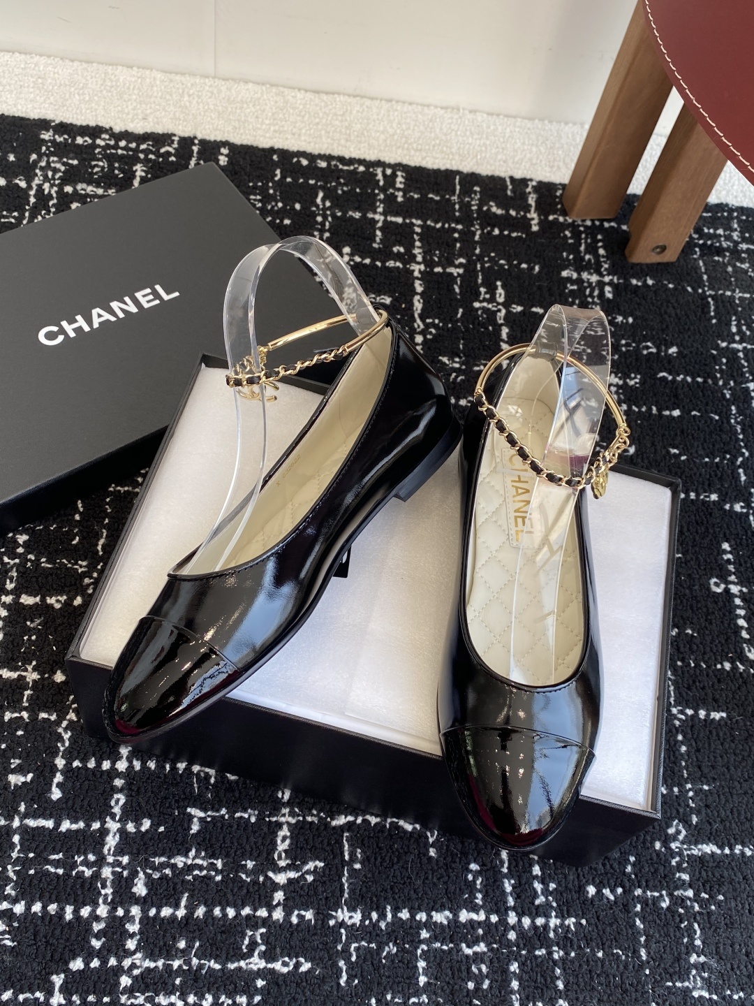 代购级
CHANEL小香 25ss 春夏鞋头电绣双C logo点缀,玛丽珍 粗跟单鞋 宛如女神脖子上的项