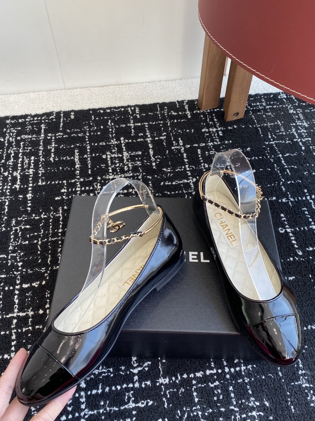 代购级
CHANEL小香 25ss 春夏鞋头电绣双C logo点缀,玛丽珍 粗跟单鞋 宛如女神脖子上的项