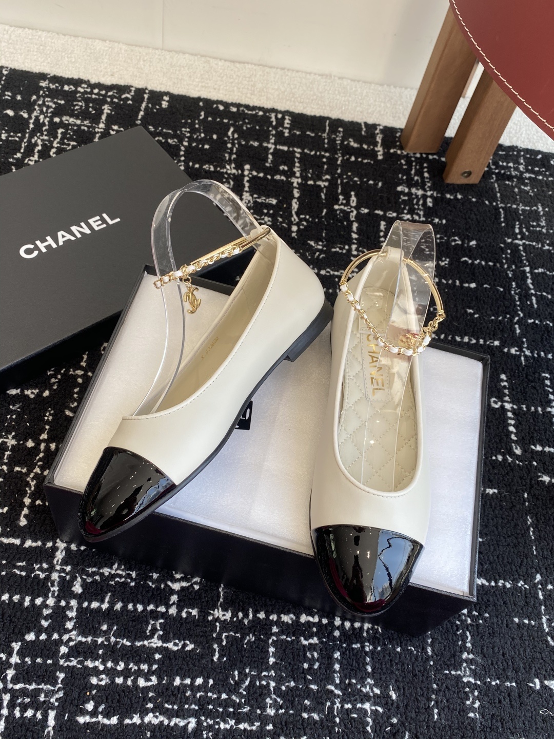 代购级
CHANEL小香 25ss 春夏鞋头电绣双C logo点缀,玛丽珍 粗跟单鞋 宛如女神脖子上的项