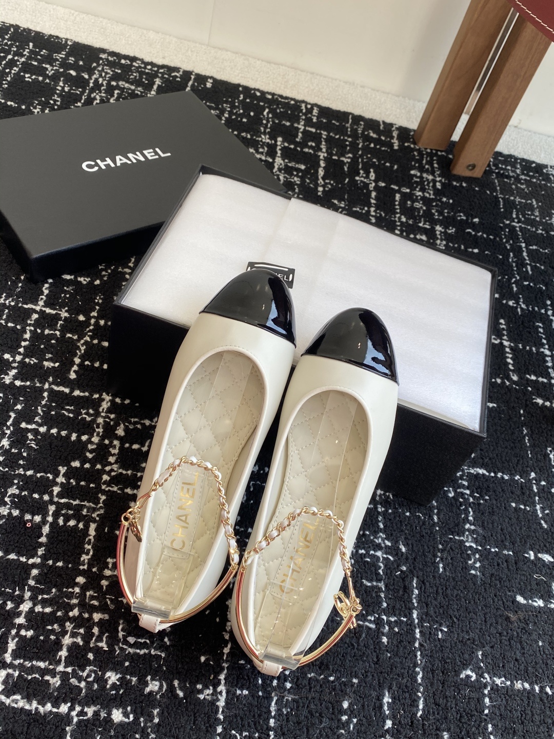 代购级
CHANEL小香 25ss 春夏鞋头电绣双C logo点缀,玛丽珍 粗跟单鞋 宛如女神脖子上的项