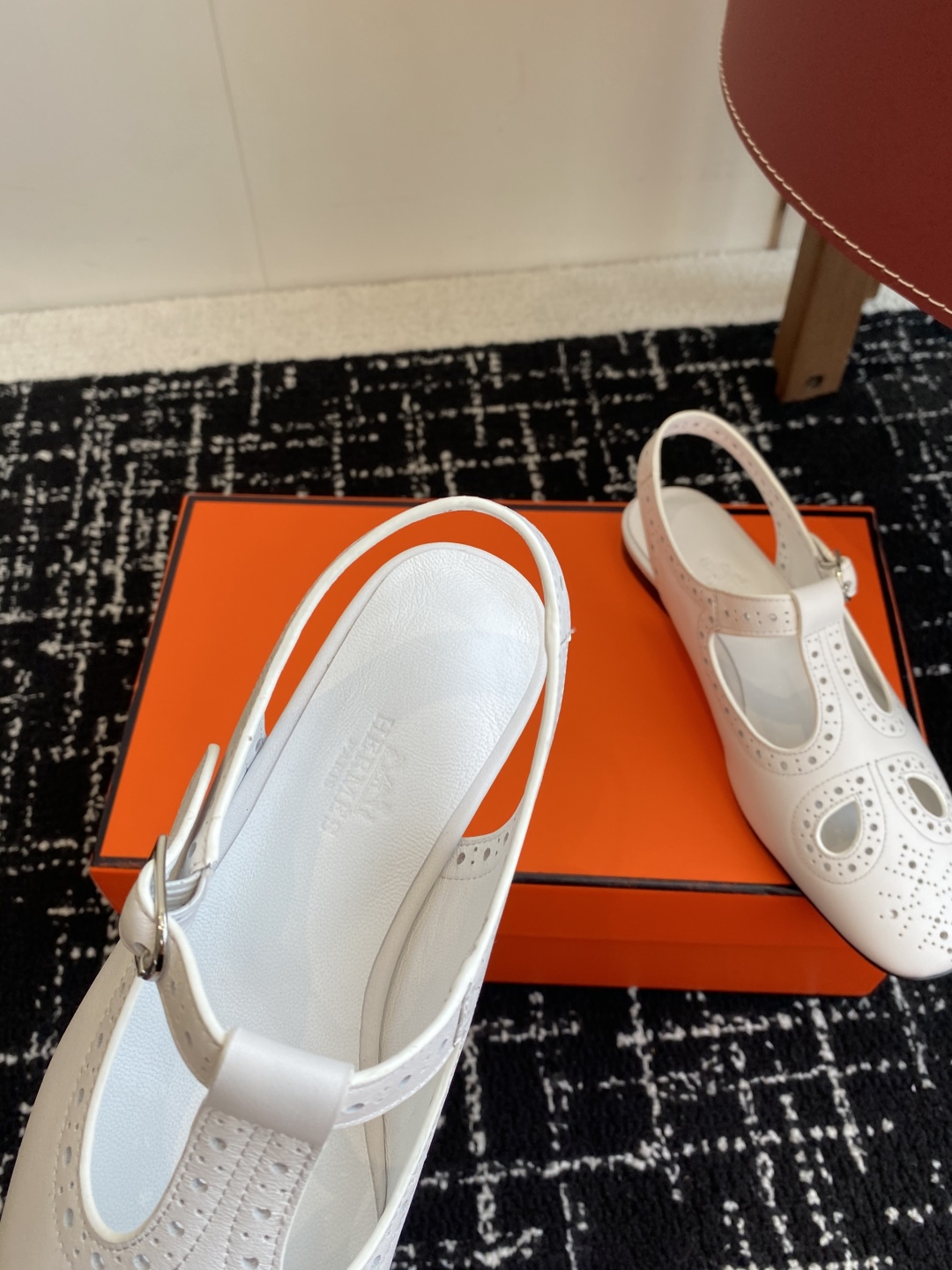 东莞代购级（官网同步✈️盒包装）
Hermes 爱马仕 25ss 春夏复古 玛丽珍平底单鞋

山羊皮和N