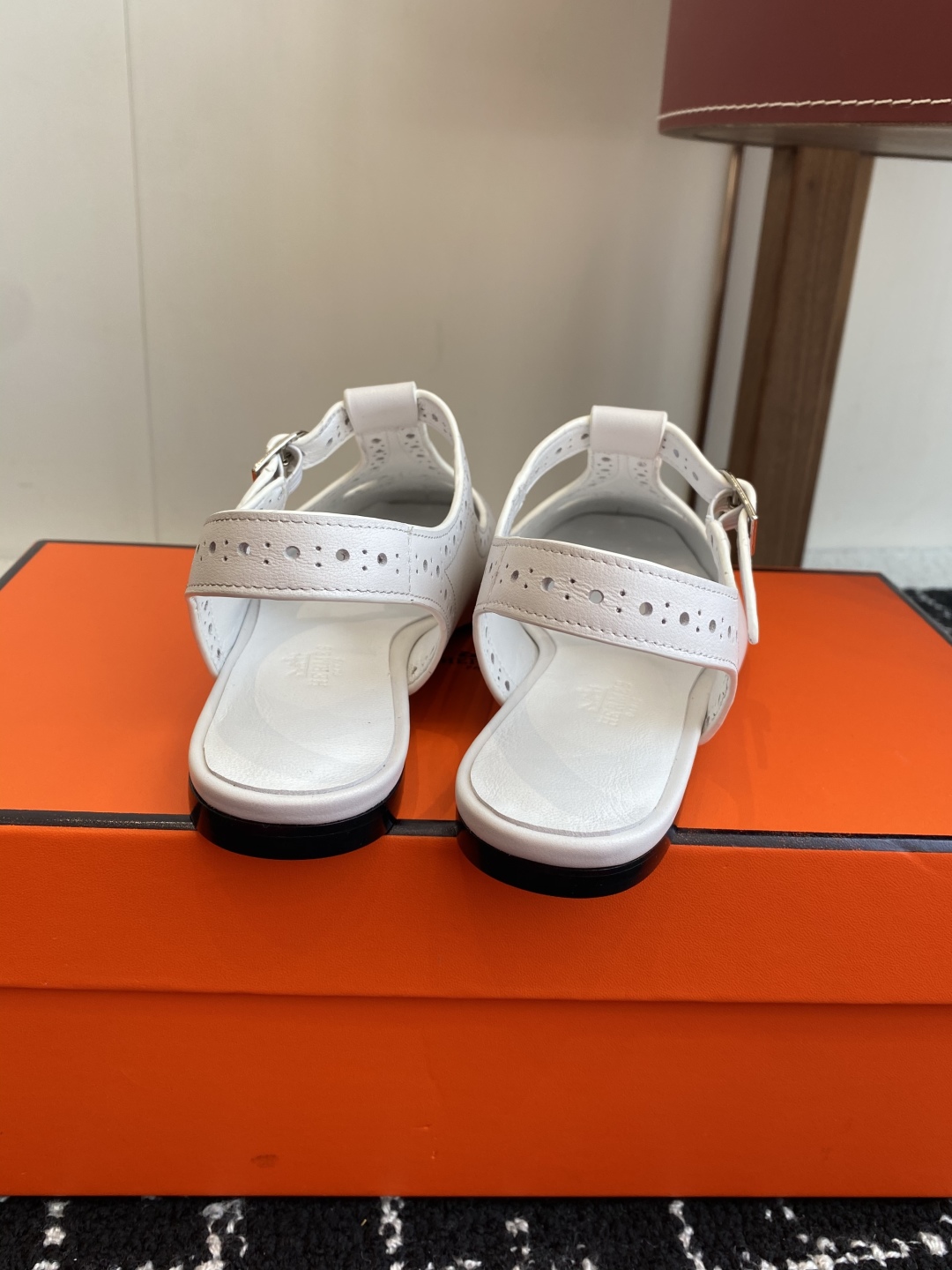 东莞代购级（官网同步✈️盒包装）
Hermes 爱马仕 25ss 春夏复古 玛丽珍平底单鞋

山羊皮和N