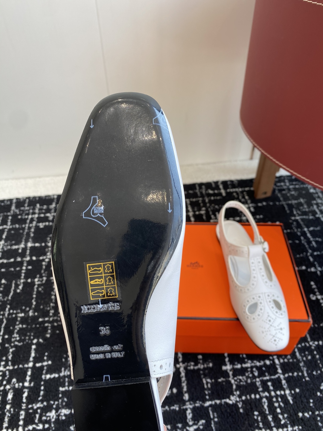 东莞代购级（官网同步✈️盒包装）
Hermes 爱马仕 25ss 春夏复古 玛丽珍平底单鞋

山羊皮和N
