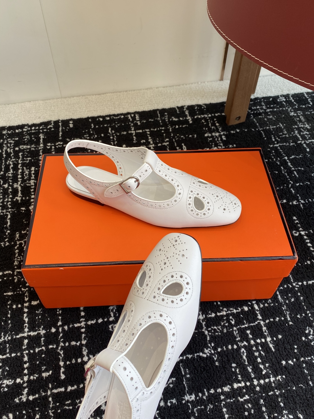 东莞代购级（官网同步✈️盒包装）
Hermes 爱马仕 25ss 春夏复古 玛丽珍平底单鞋

山羊皮和N