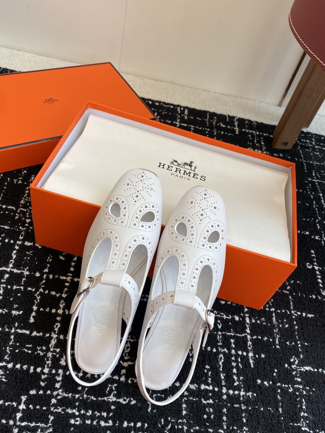 东莞代购级（官网同步✈️盒包装）
Hermes 爱马仕 25ss 春夏复古 玛丽珍平底单鞋

山羊皮和N