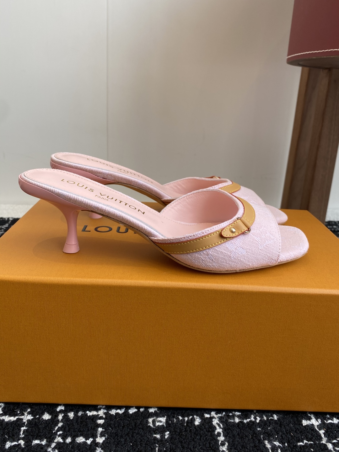 代购级
L…V… ss 25 new arrival～ L家25春夏单宁猫跟拖鞋

单宁色搭配的棕色皮质