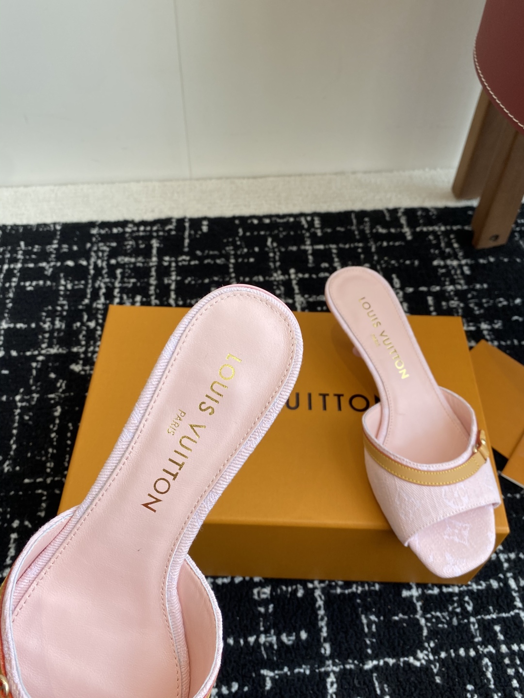 代购级
L…V… ss 25 new arrival～ L家25春夏单宁猫跟拖鞋

单宁色搭配的棕色皮质