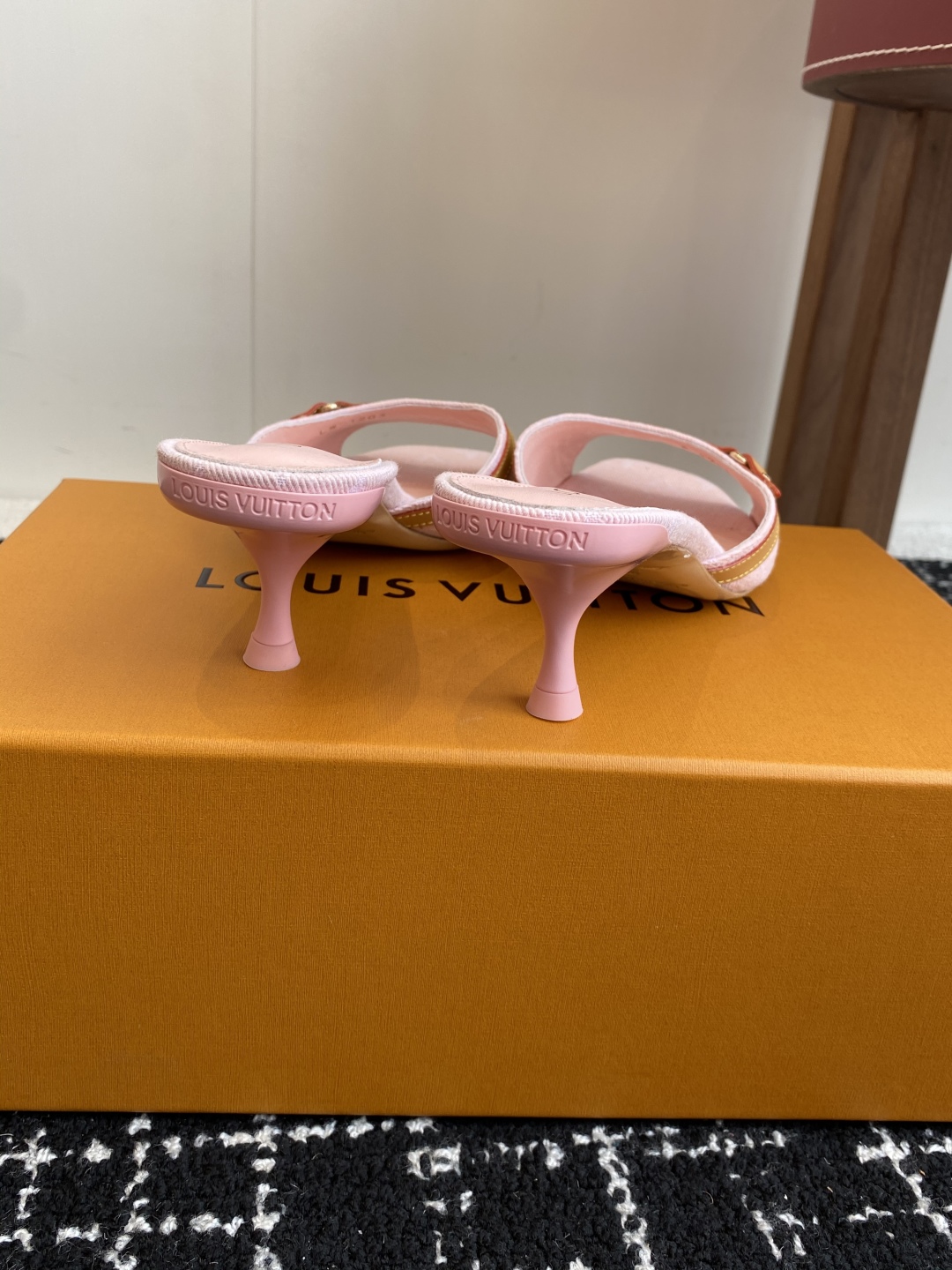 代购级
L…V… ss 25 new arrival～ L家25春夏单宁猫跟拖鞋

单宁色搭配的棕色皮质
