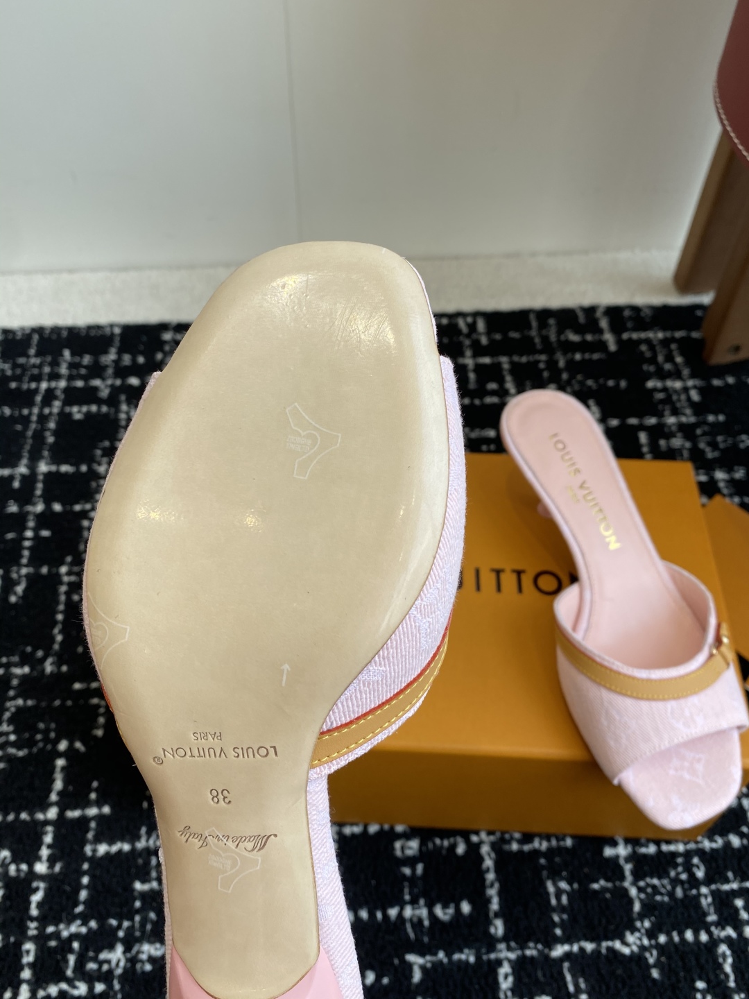 代购级
L…V… ss 25 new arrival～ L家25春夏单宁猫跟拖鞋

单宁色搭配的棕色皮质