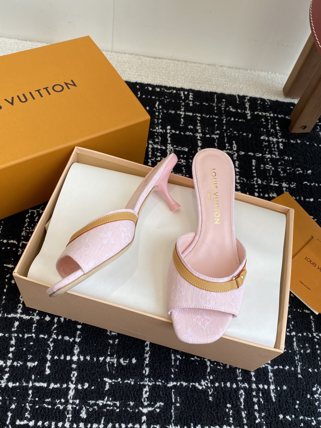 代购级
L…V… ss 25 new arrival～ L家25春夏单宁猫跟拖鞋

单宁色搭配的棕色皮质