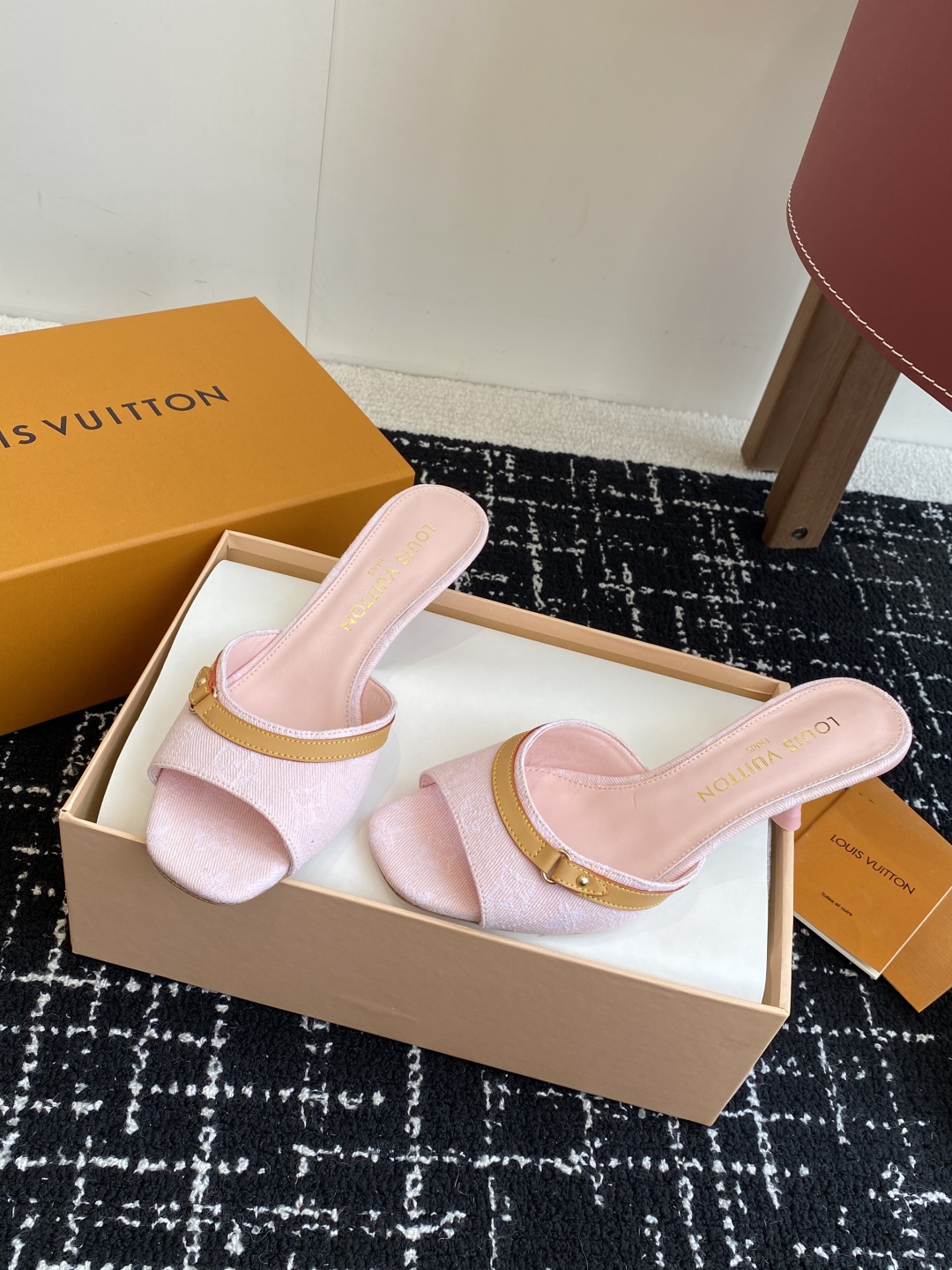 代购级
L…V… ss 25 new arrival～ L家25春夏单宁猫跟拖鞋

单宁色搭配的棕色皮质