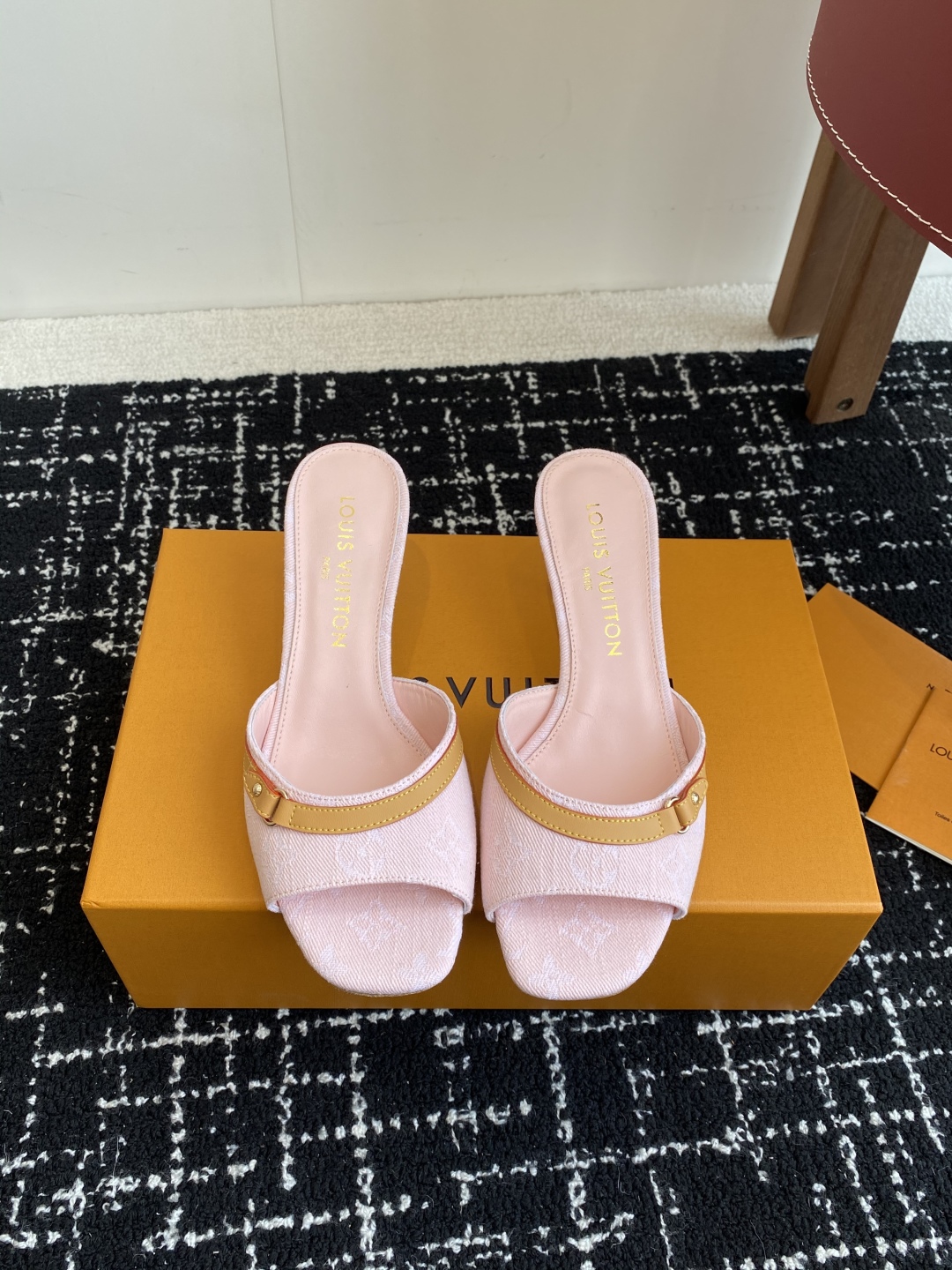 代购级
L…V… ss 25 new arrival～ L家25春夏单宁猫跟拖鞋

单宁色搭配的棕色皮质
