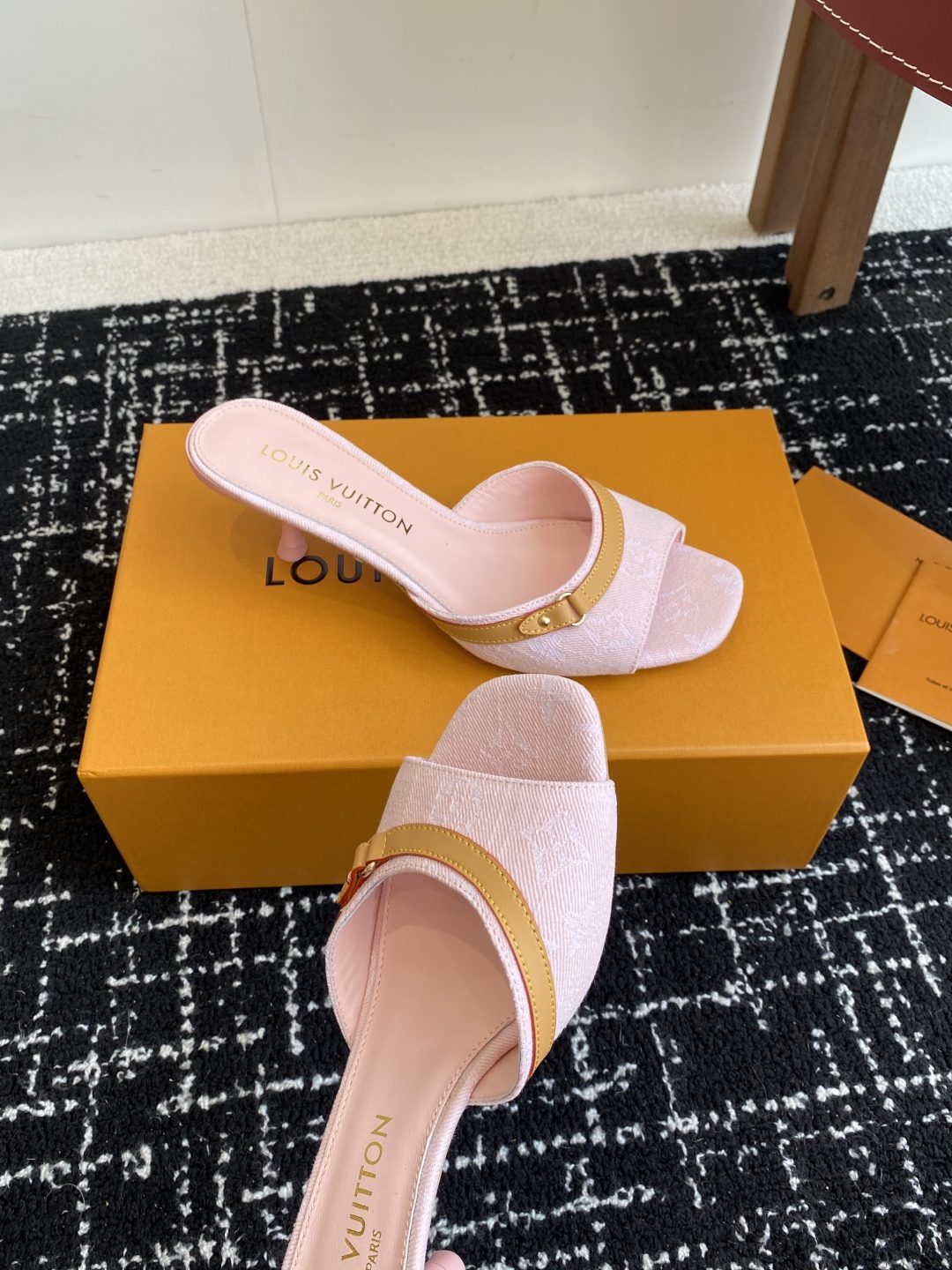 代购级
L…V… ss 25 new arrival～ L家25春夏单宁猫跟拖鞋

单宁色搭配的棕色皮质