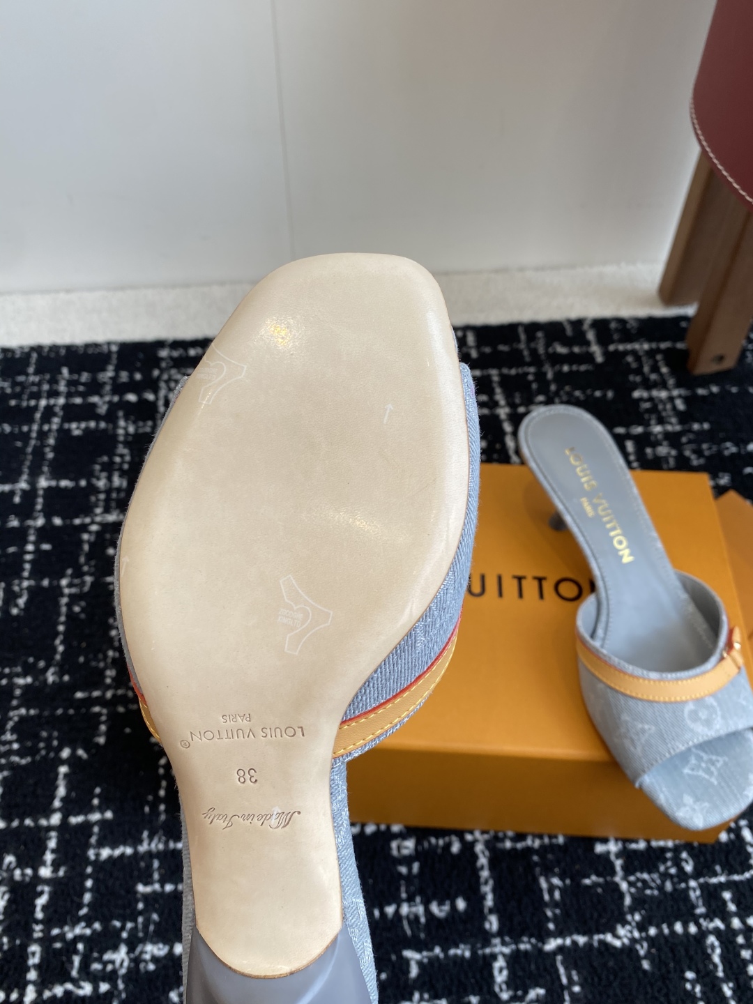 代购级
L…V… ss 25 new arrival～ L家25春夏单宁猫跟拖鞋

单宁色搭配的棕色皮质
