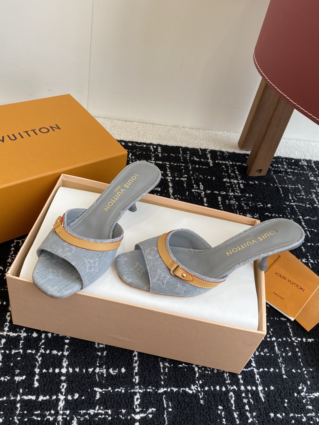 代购级
L…V… ss 25 new arrival～ L家25春夏单宁猫跟拖鞋

单宁色搭配的棕色皮质