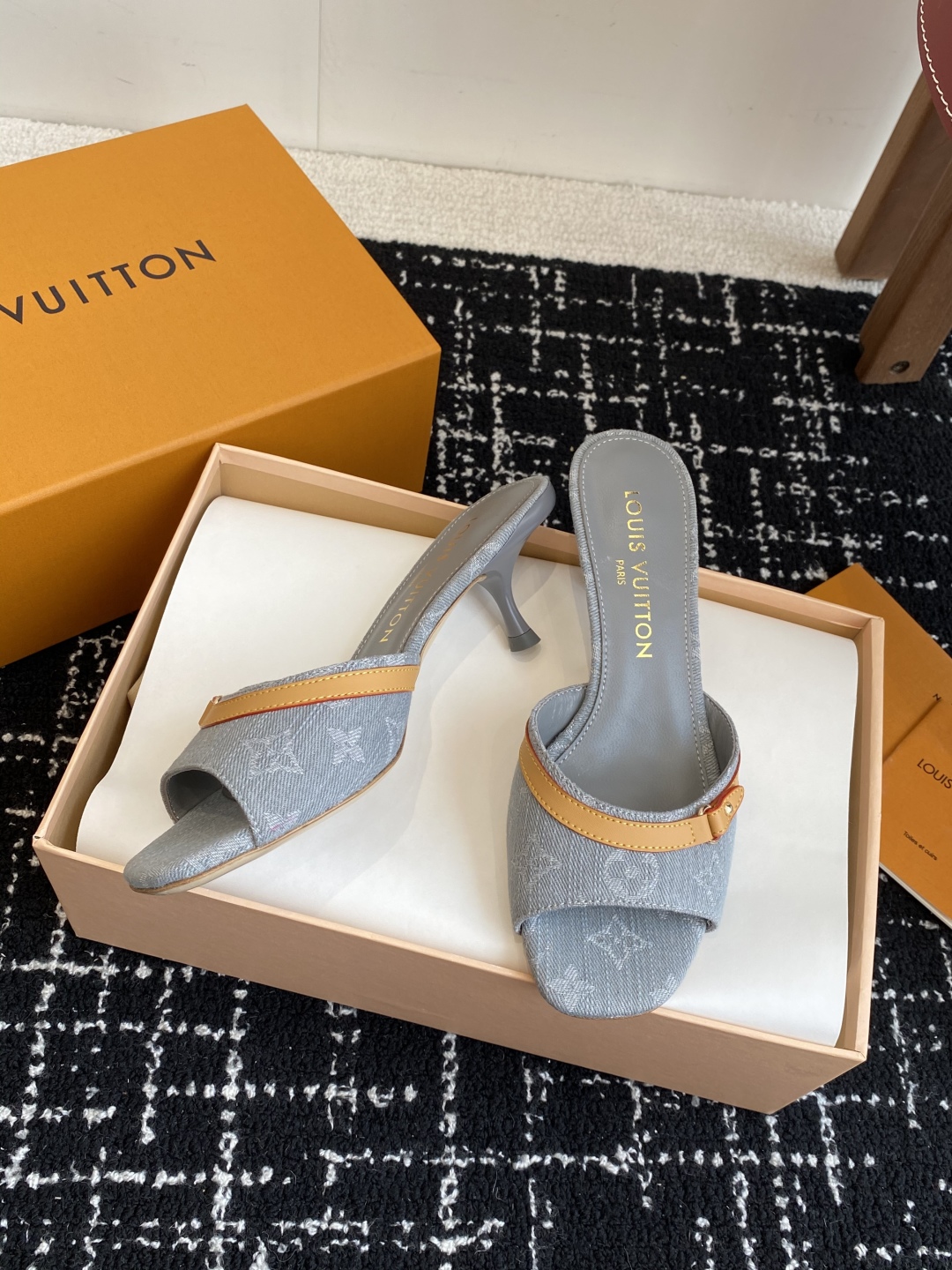 代购级
L…V… ss 25 new arrival～ L家25春夏单宁猫跟拖鞋

单宁色搭配的棕色皮质