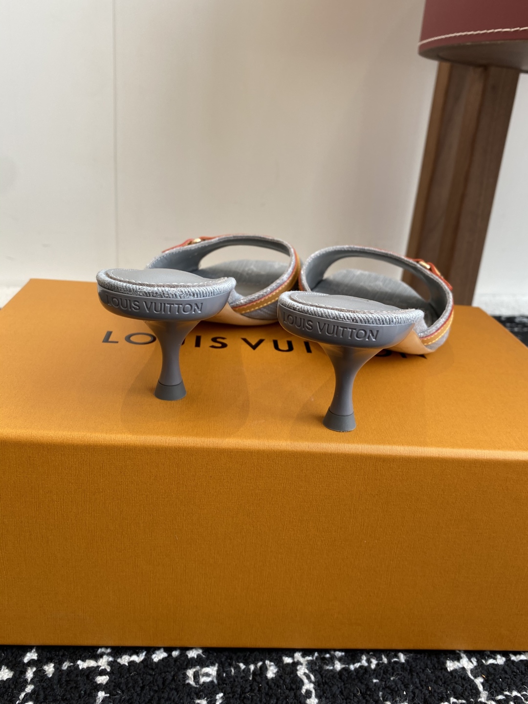 代购级
L…V… ss 25 new arrival～ L家25春夏单宁猫跟拖鞋

单宁色搭配的棕色皮质